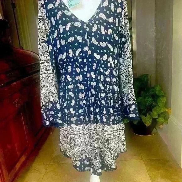 Nostalgia Boho ladies dress NWT Large. Flowy airy fringe on sleeves and bottom. - Picture 8 of 10